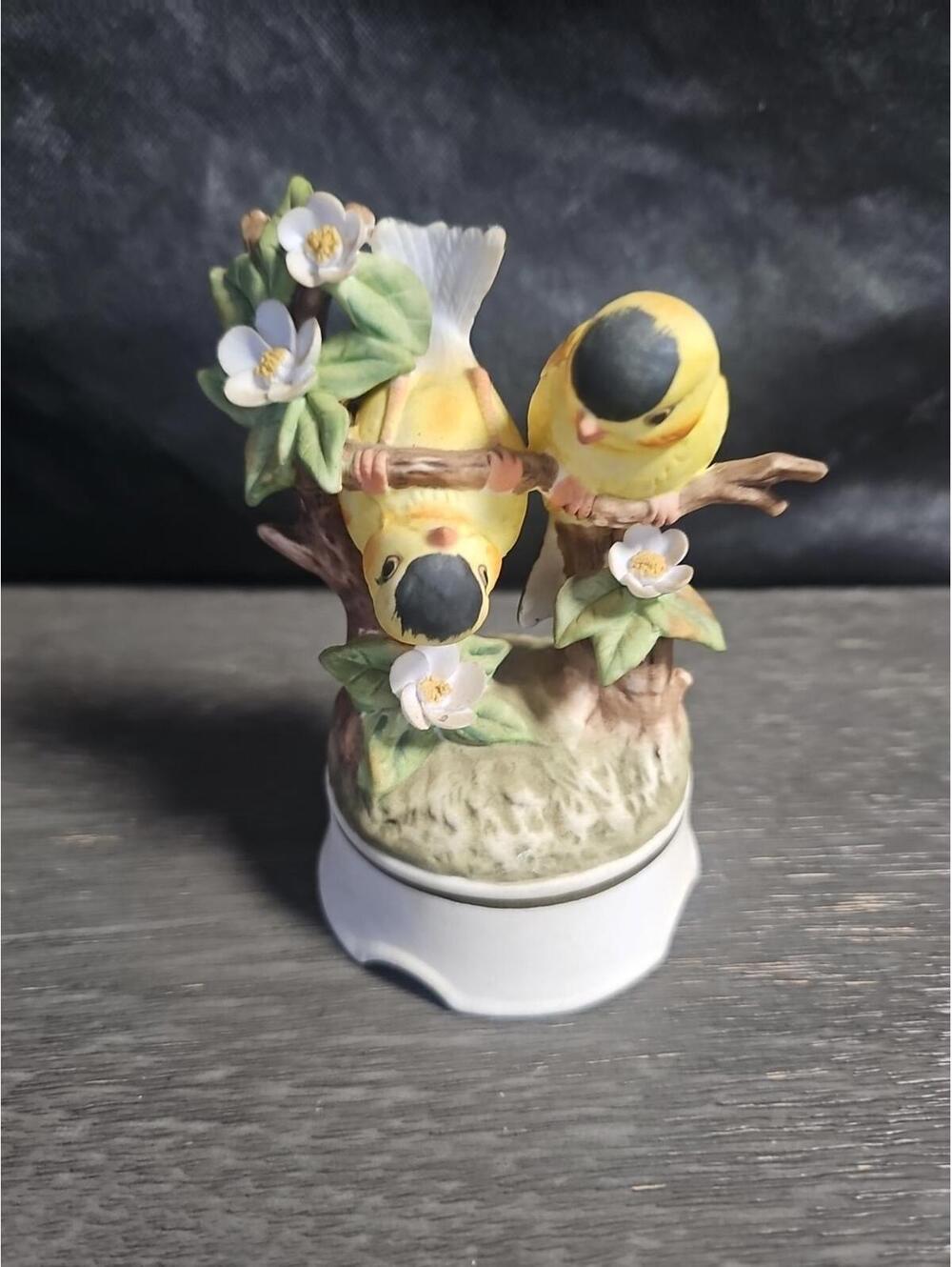 Vintage Towle Fine Porcelain 2 Birds Figurine Music Box. Works